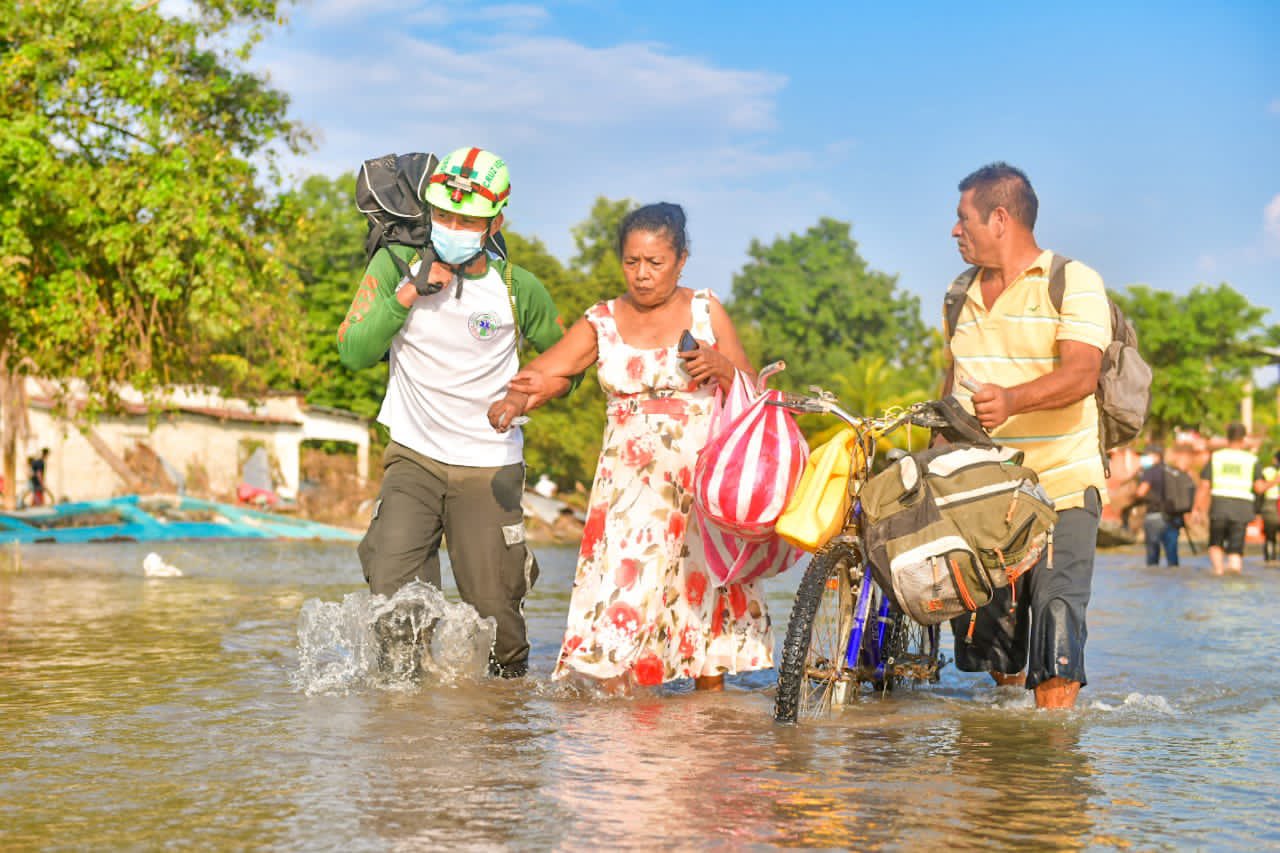 Socorristas salvadoreños evacúan a familias hondureñas aún anegadas por ETA socorristas-salvadorenos-evacuan-a-familias-hondurenas-aun-anegadas-por-eta